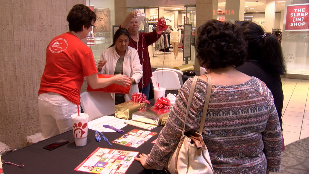 Gift wrapping service at La Palmera Mall